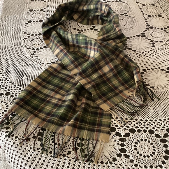 Scottish 100% cashmere tartan scarf. 12”x68”. In excellent condition. - Picture 1 of 4